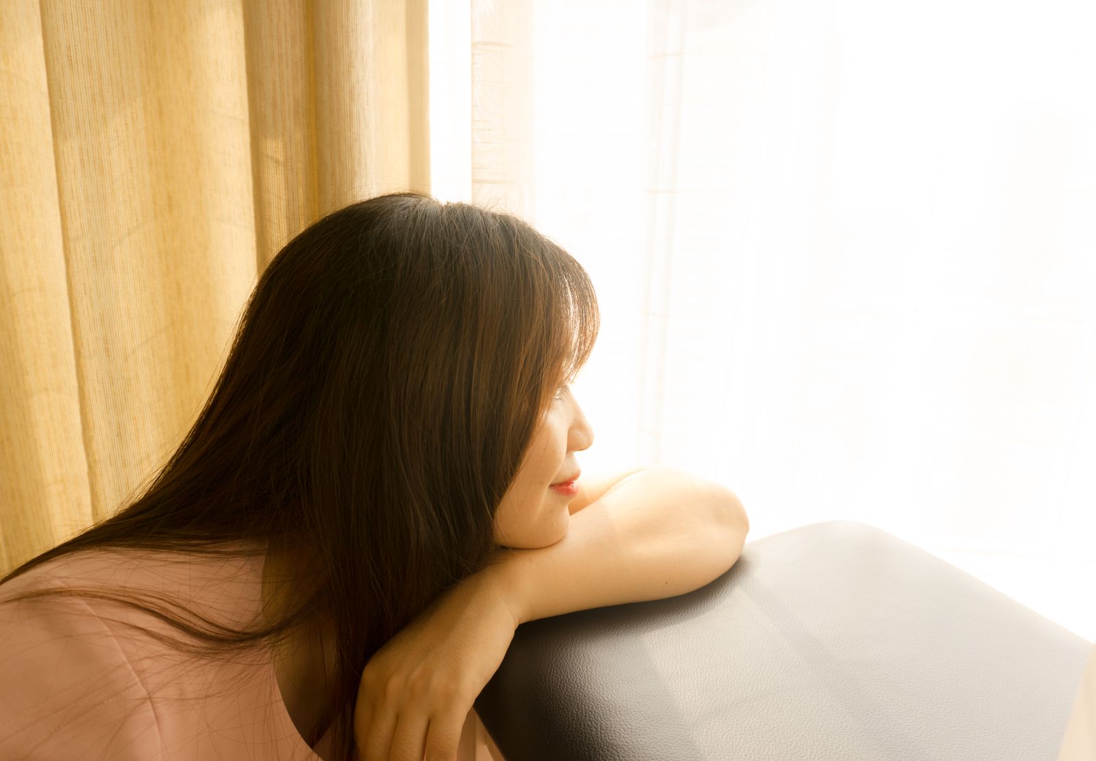 感情が出ない 泣けないについて考える女性の様子