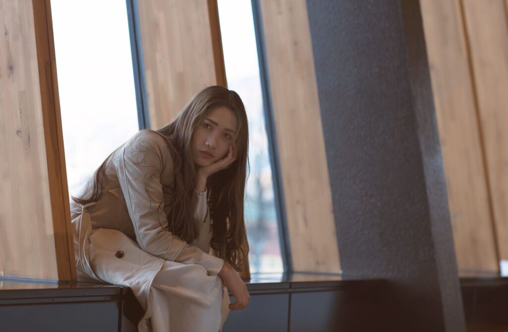 断られると必要以上に落ち込むに悩む女性のイメージ