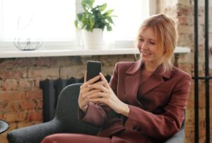 個人サロン 口コミ お願いに悩む女性のイメージ