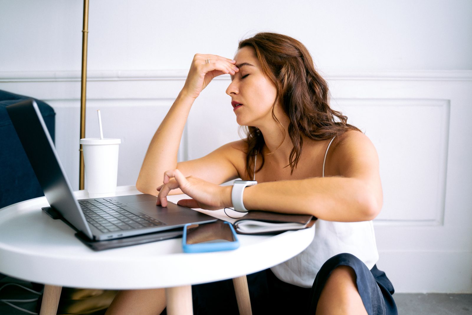 コーチ クライアント 連絡 途絶をテーマにした女性のイメージ写真