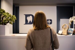 個人サロン 当日キャンセルに悩む女性のイメージ