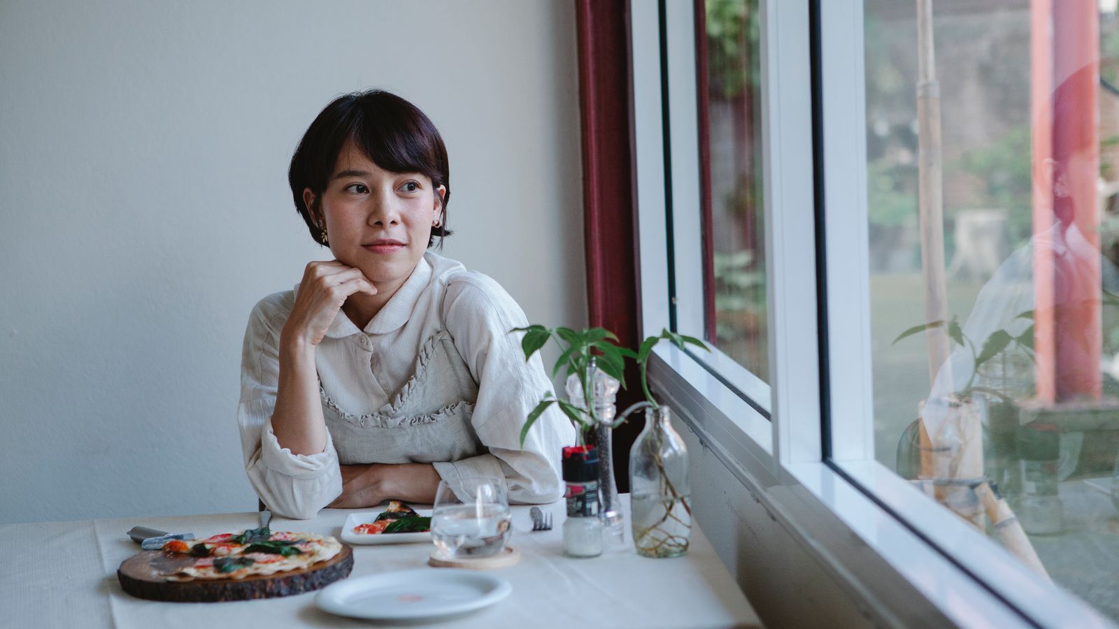 未来に楽しみが見つからないと向き合う穏やかなシーン