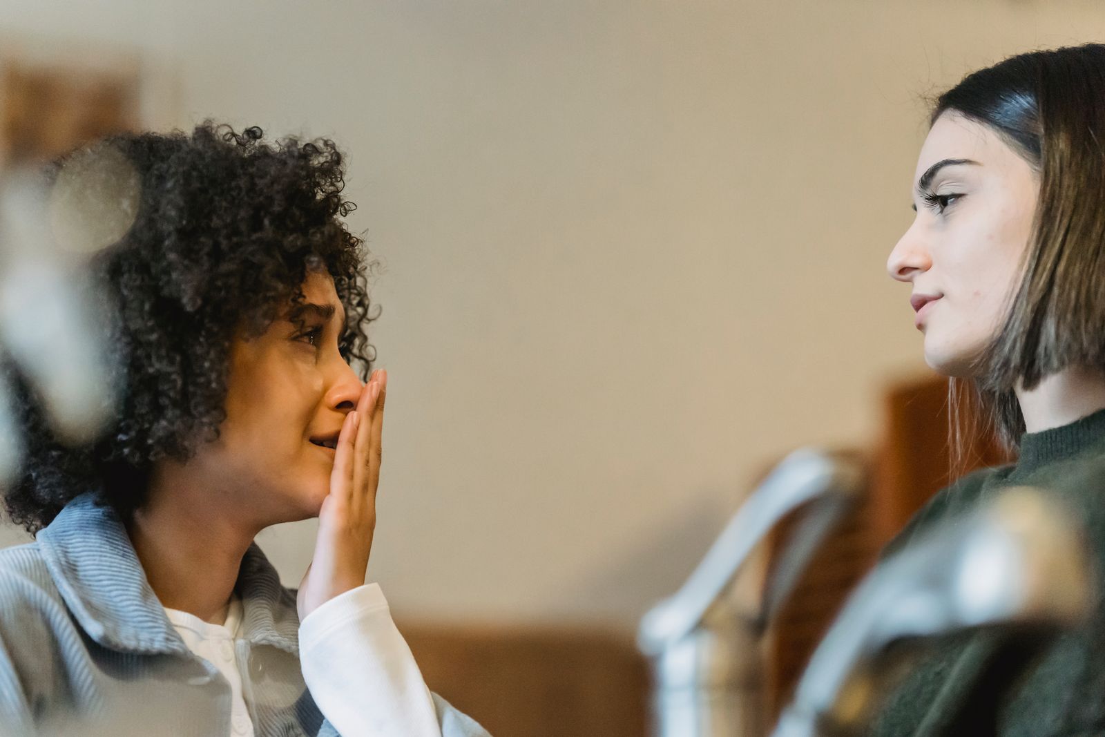 会話を遮られる 話題を戻すをテーマにした女性のイメージ写真