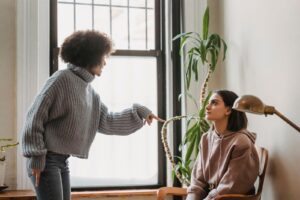 会話を遮られる 話題を戻すと向き合う穏やかなシーン