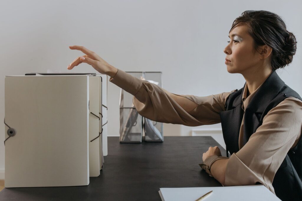 期待されるとやる気が落ちる 重荷に悩む女性のイメージ