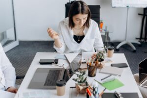 退職 引き継ぎ資料に悩む女性のイメージ