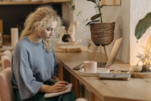 気分の波 記録に悩む女性のイメージ