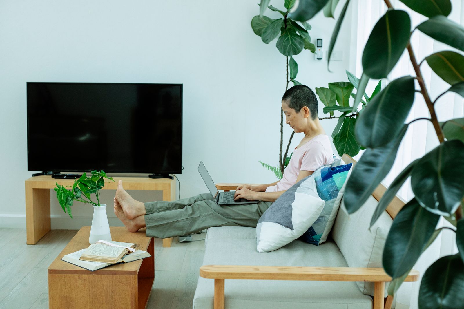 在宅勤務 一人 相談できない 詰まると向き合う穏やかなシーン