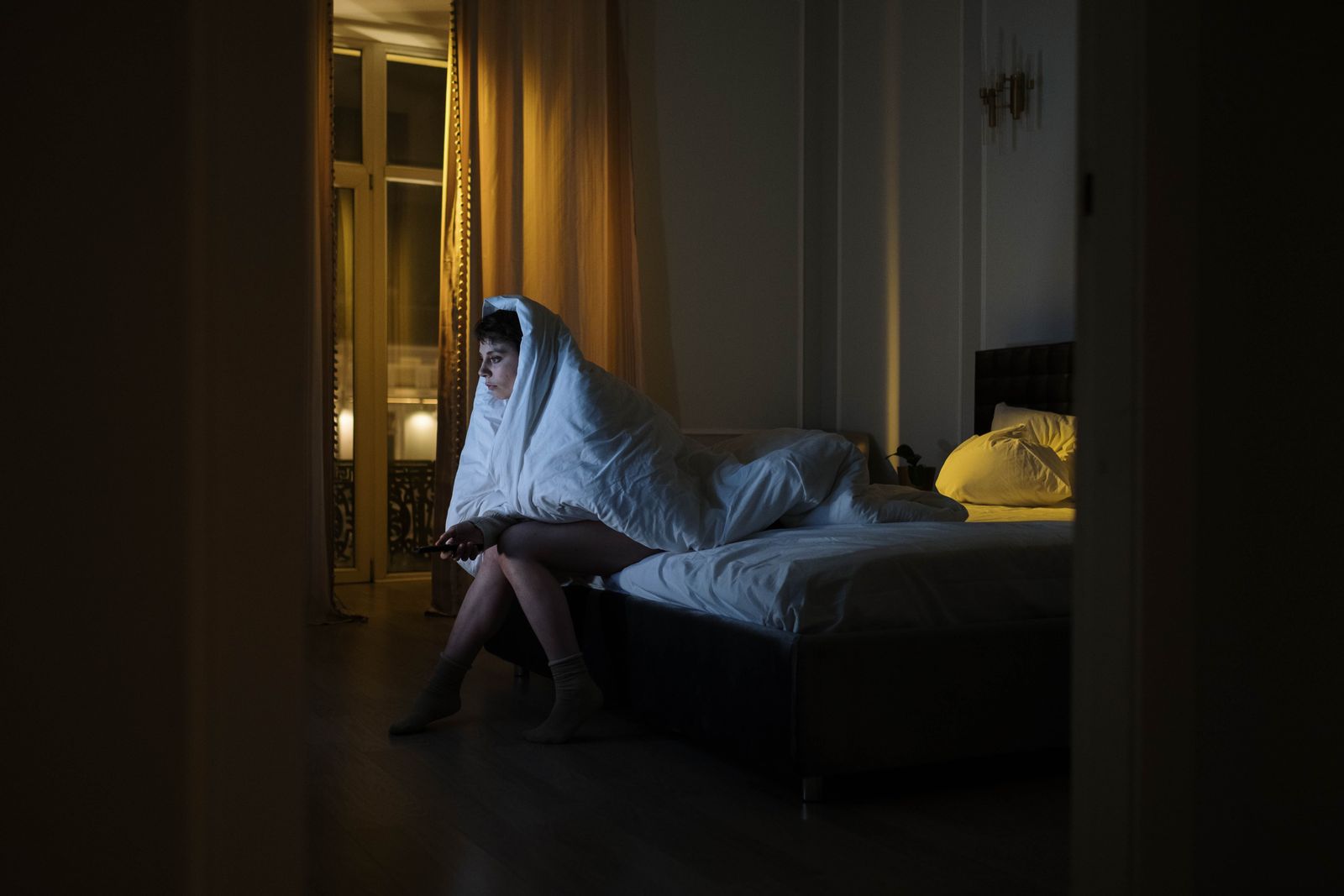 友達から誘われないについて考える女性の様子