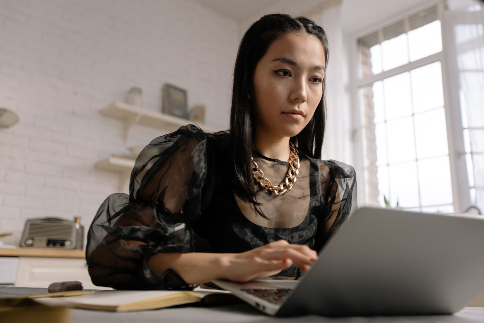 上司 返事がない 仕事 進まないに悩む女性のイメージ