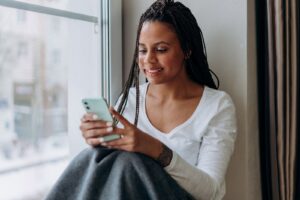 占い師 対面 電話 開業に悩む女性のイメージ