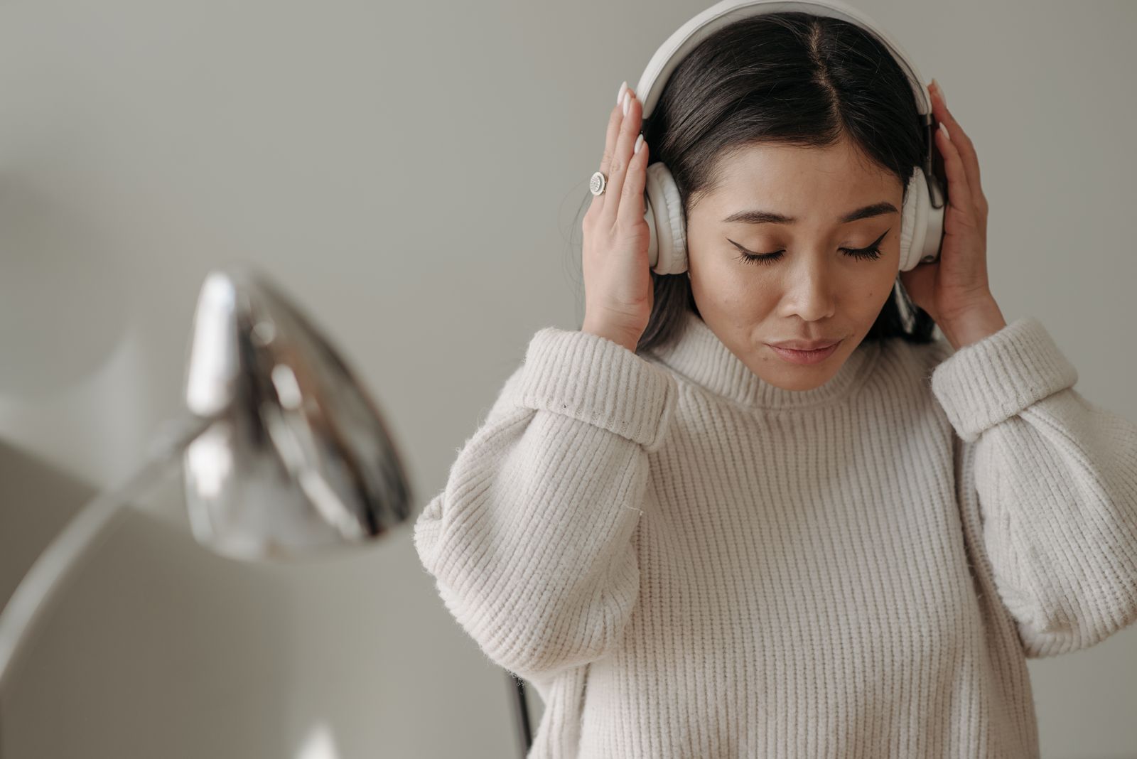 コーチ セッション 録音について考える女性の様子