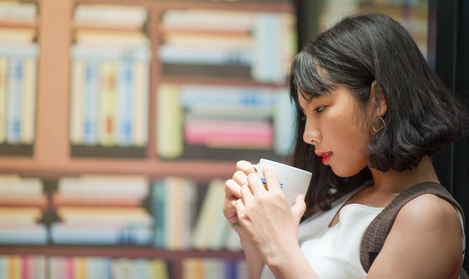 収納を増やさずに片づけるに悩む女性のイメージ