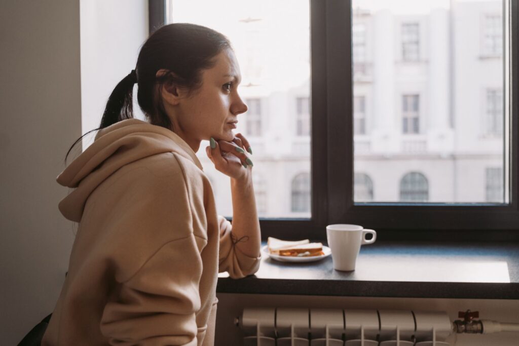 親友だと思っていた人と距離ができたに悩む女性のイメージ