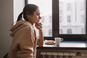 親友だと思っていた人と距離ができたに悩む女性のイメージ