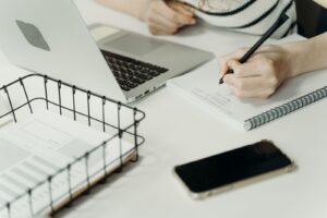 カウンセラー 面談記録に悩む女性のイメージ