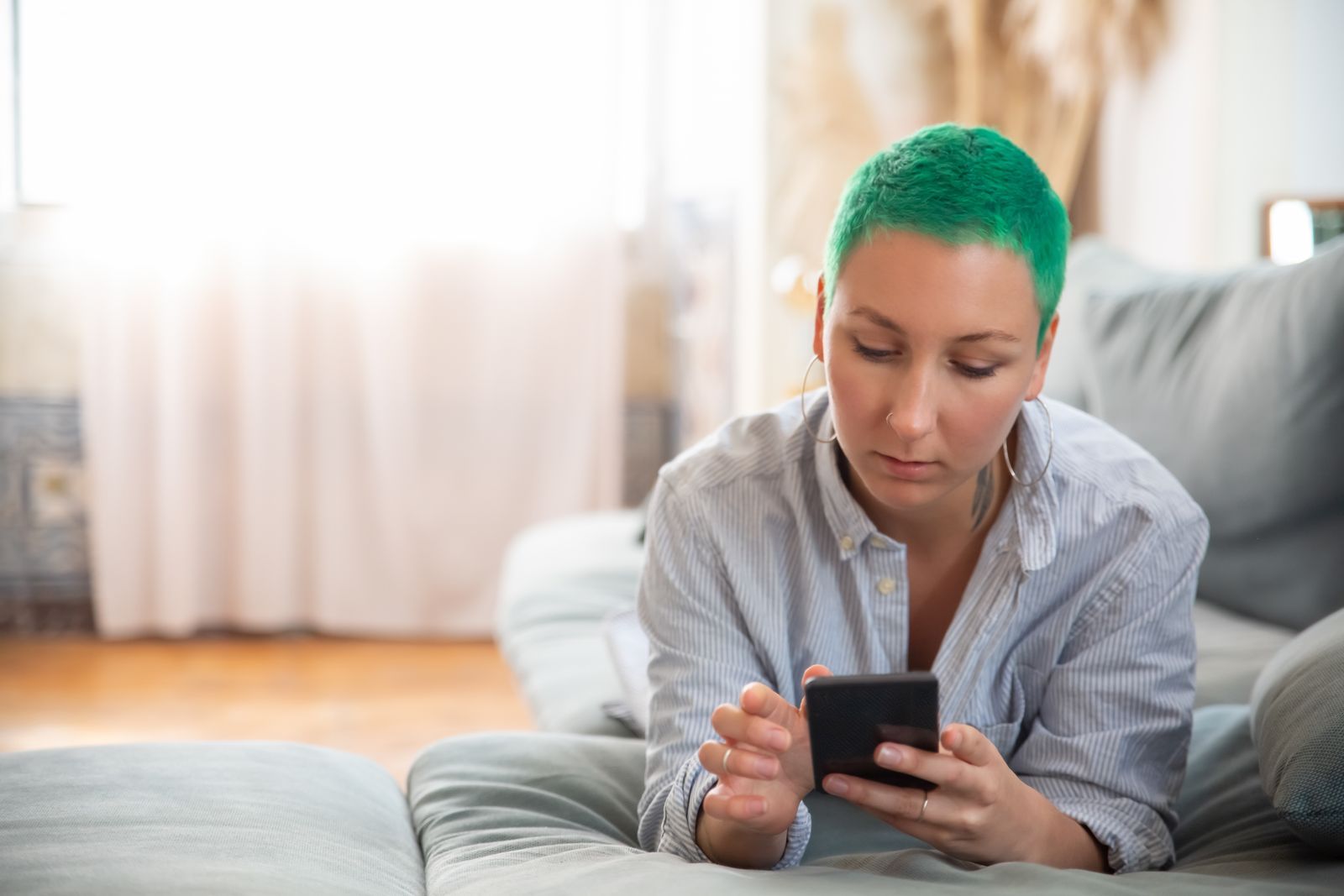サロン 公式LINE 配信について考える女性の様子