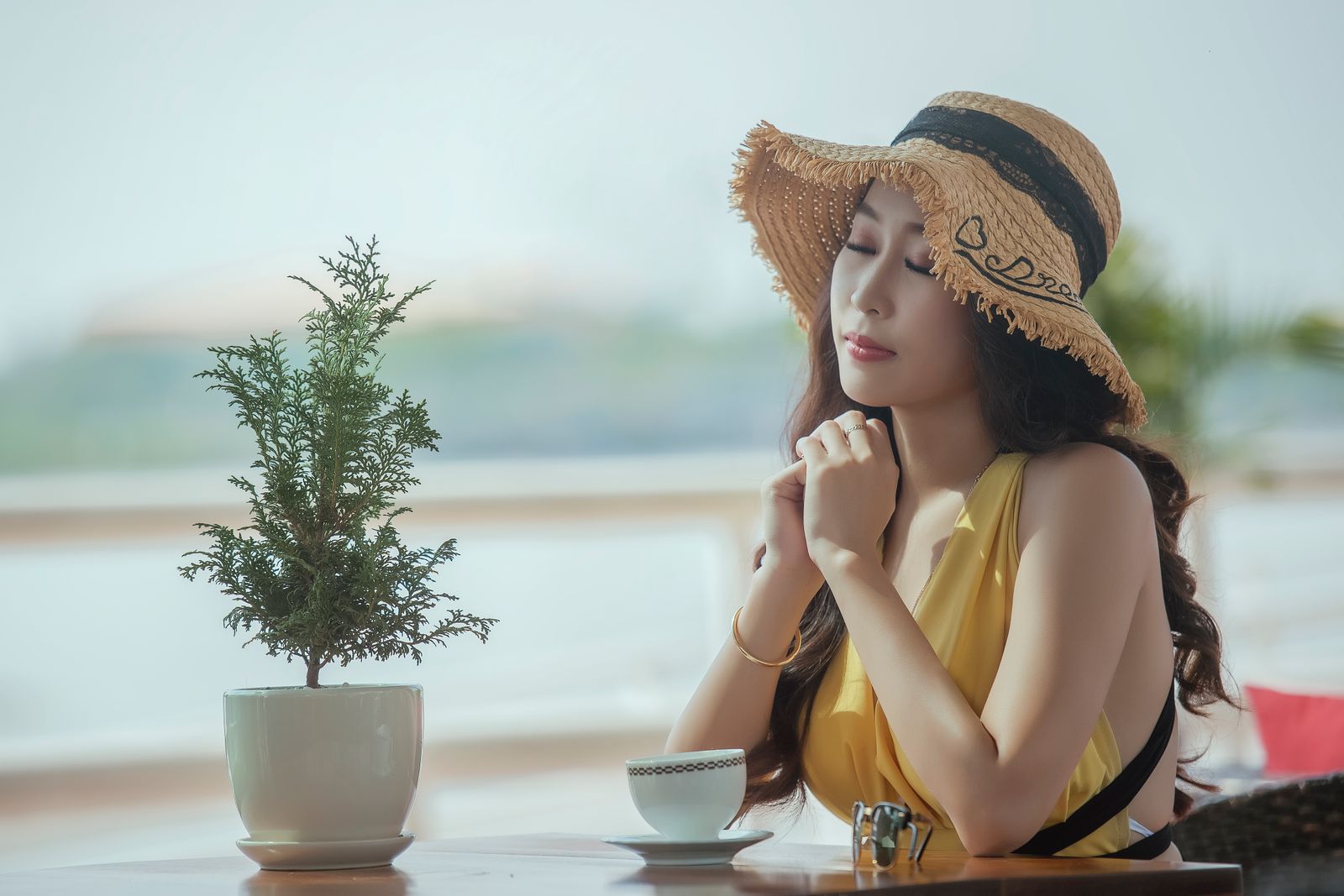 自分に優しくするをテーマにした女性のイメージ写真