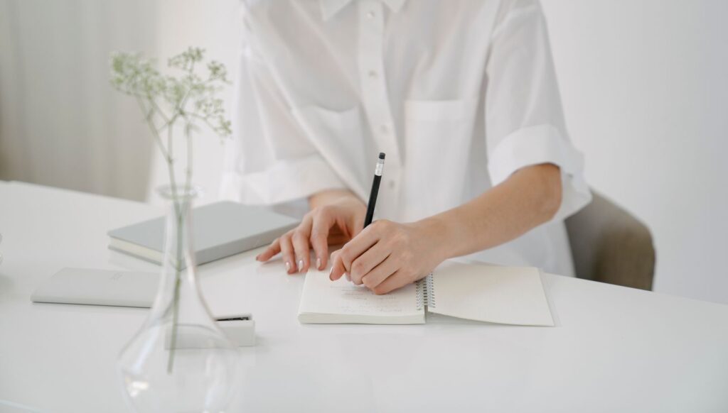やることが多すぎて動けない リストに悩む女性のイメージ