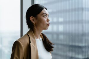 終わった会話を頭の中で反芻してしまうに悩む女性のイメージ