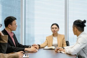 特定の人の前 話せない 緊張に悩む女性のイメージ