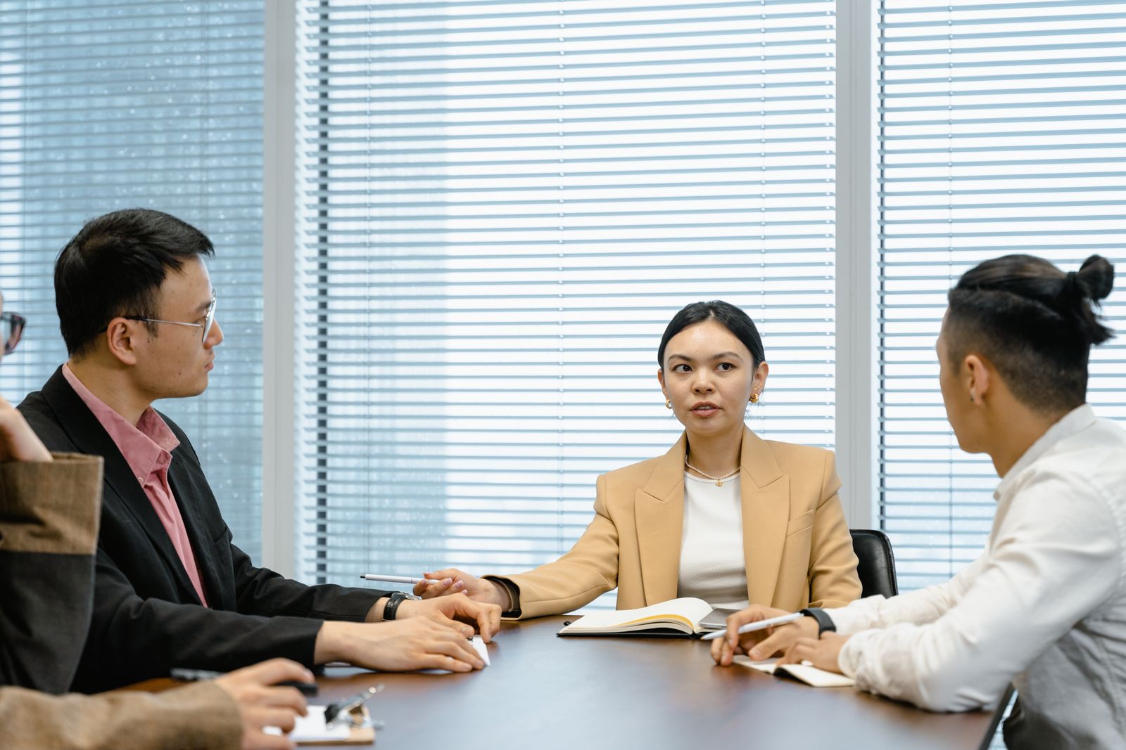 特定の人の前 話せない 緊張に悩む女性のイメージ