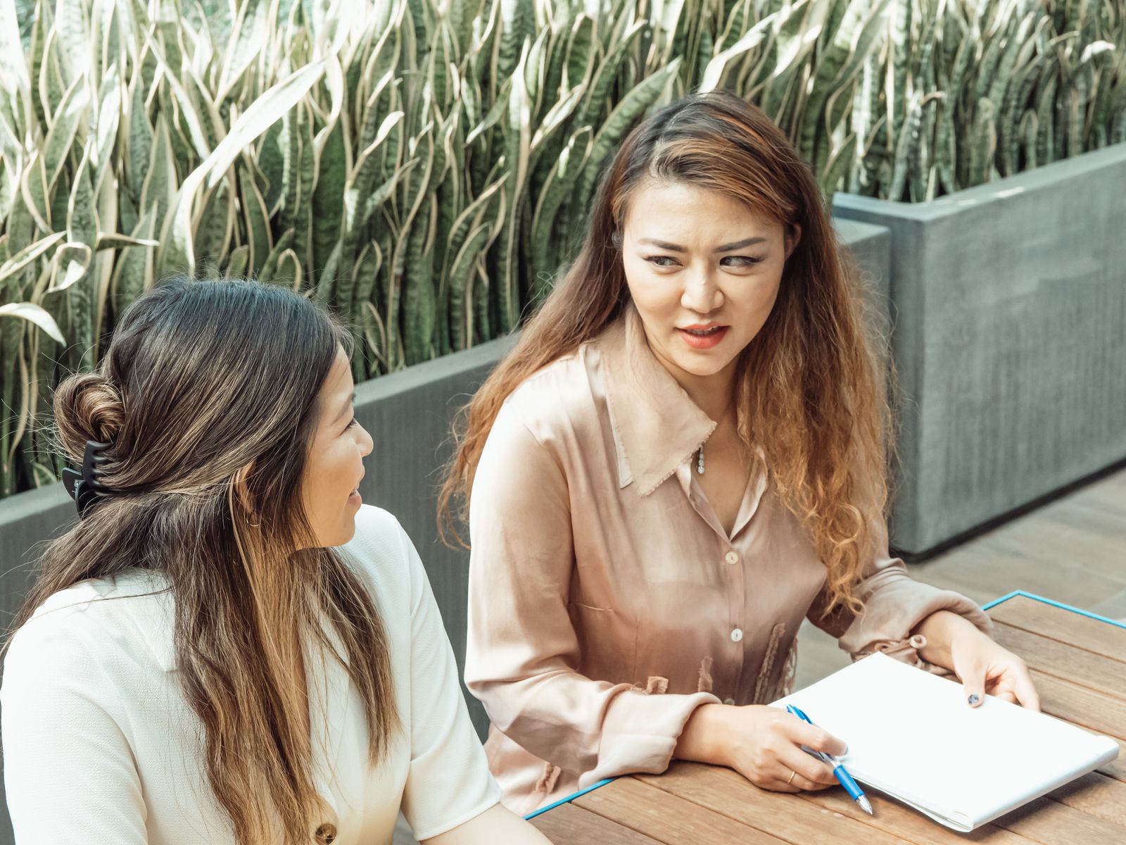 カウンセラー 途中で変える 引き継ぎに悩む女性のイメージ