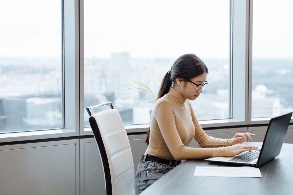 肩に力が入る 緊張 抜けないに悩む女性のイメージ