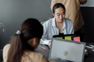他人の評価が気になるに悩む女性のイメージ