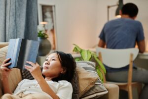 友達から誘われないに悩む女性のイメージ