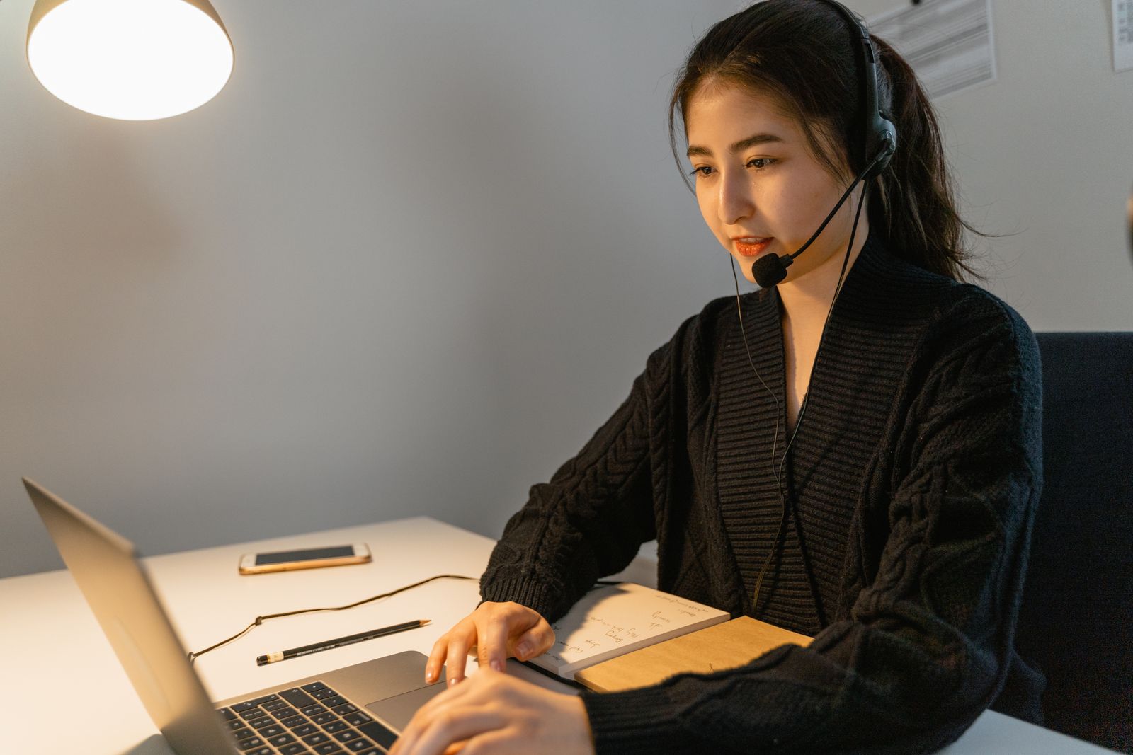職場で質問するのが怖い 新人に悩む女性のイメージ