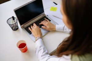 コーチ 実績がない 集客に悩む女性のイメージ
