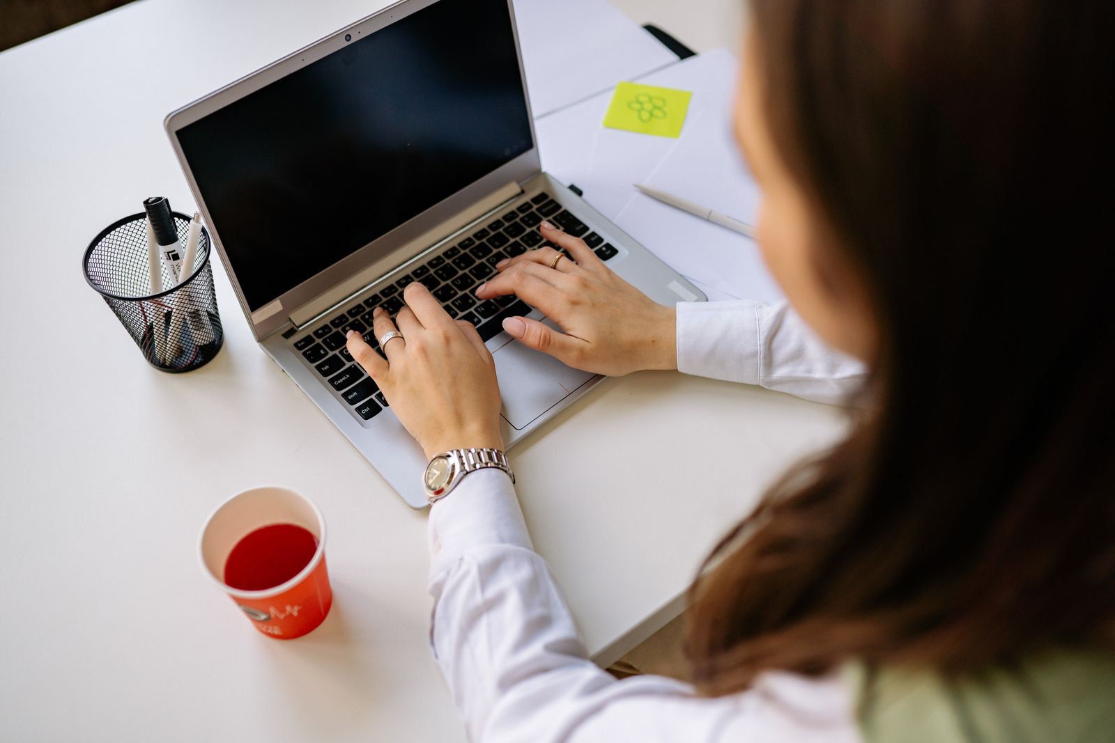 コーチ 実績がない 集客に悩む女性のイメージ