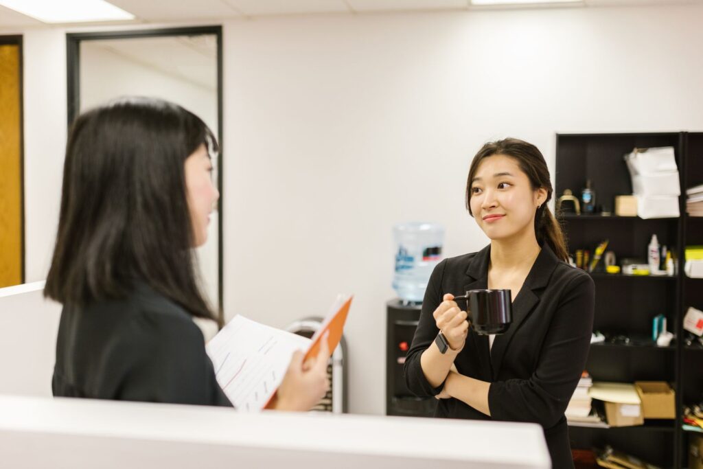 カウンセリング 受付 料金に悩む女性のイメージ