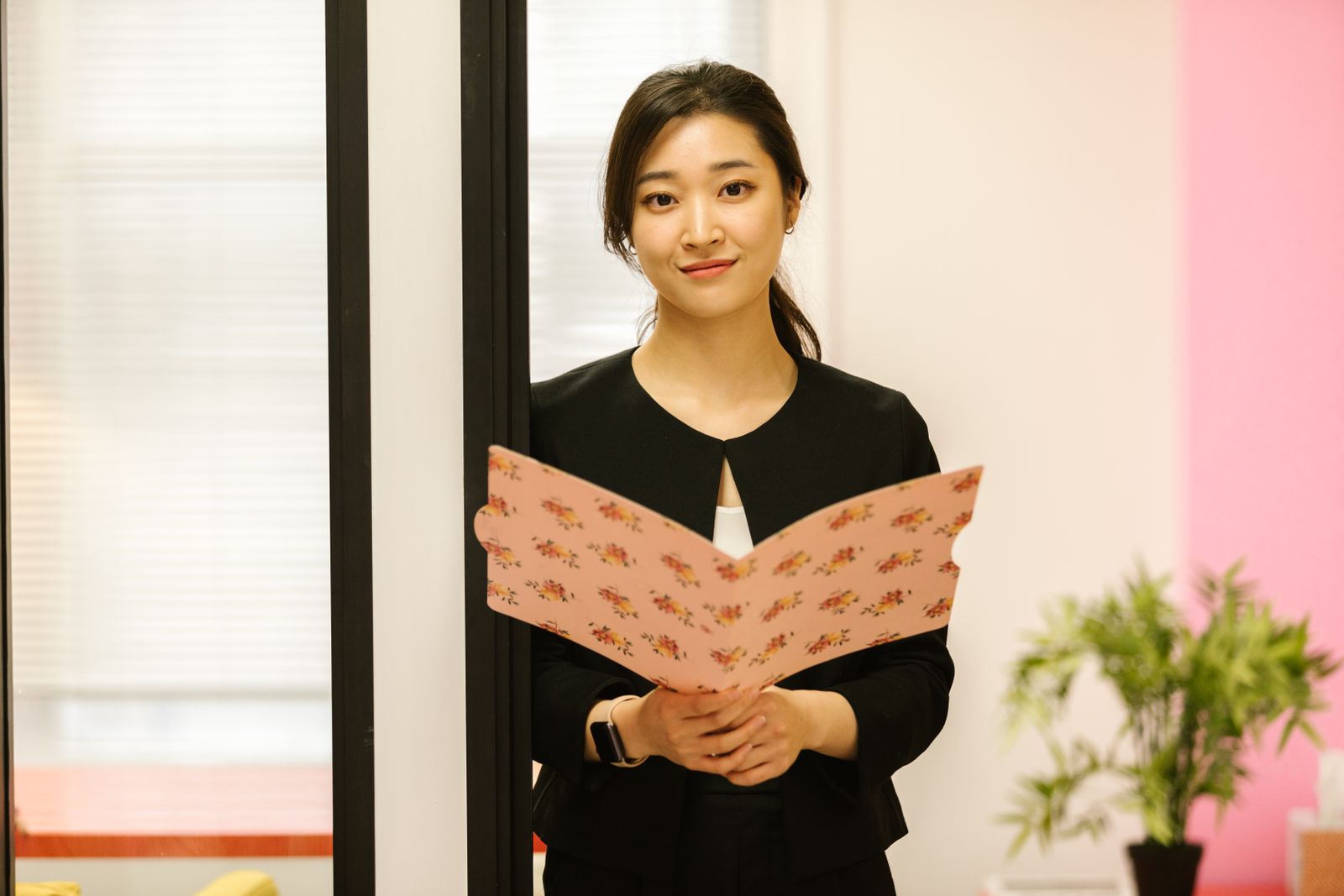 褒められる 否定してしまう 受け取れないをテーマにした女性のイメージ写真