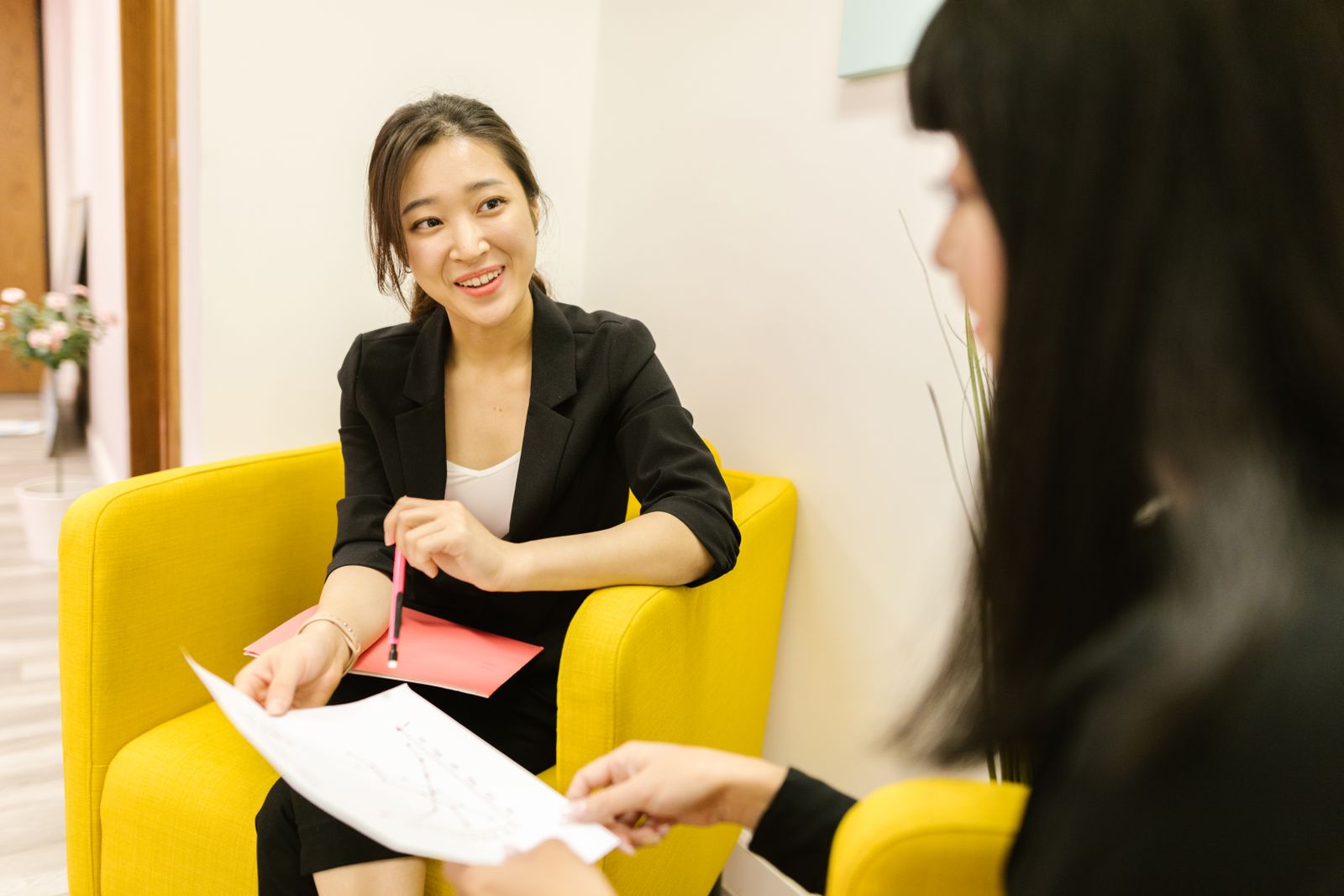 コーチング 初回 面談に悩む女性のイメージ