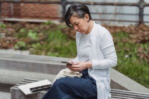 相手の気持ちを探ってしまうに悩む女性のイメージ