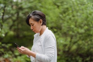 友人 結婚報告 素直に喜べないをテーマにした女性のイメージ写真