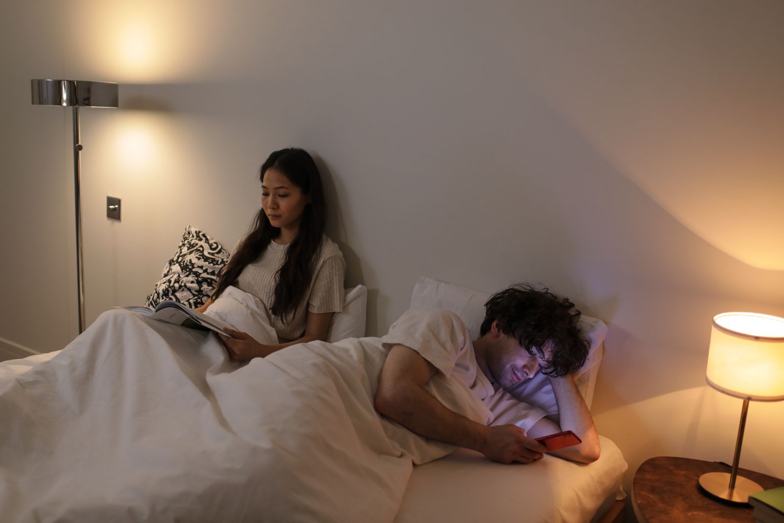 察してくれない相手にイライラをテーマにした女性のイメージ写真