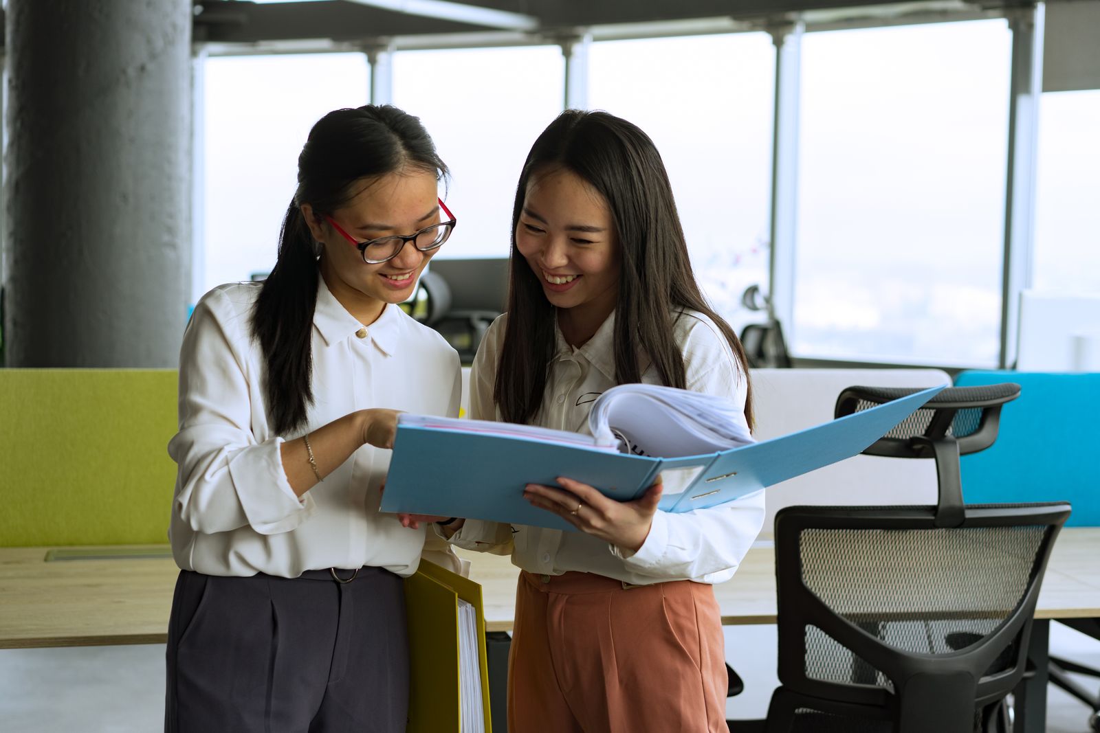人の輪に入る タイミング 会話に悩む女性のイメージ