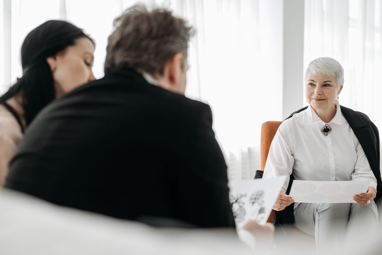 朝礼 スピーチ 苦手について考える女性の様子