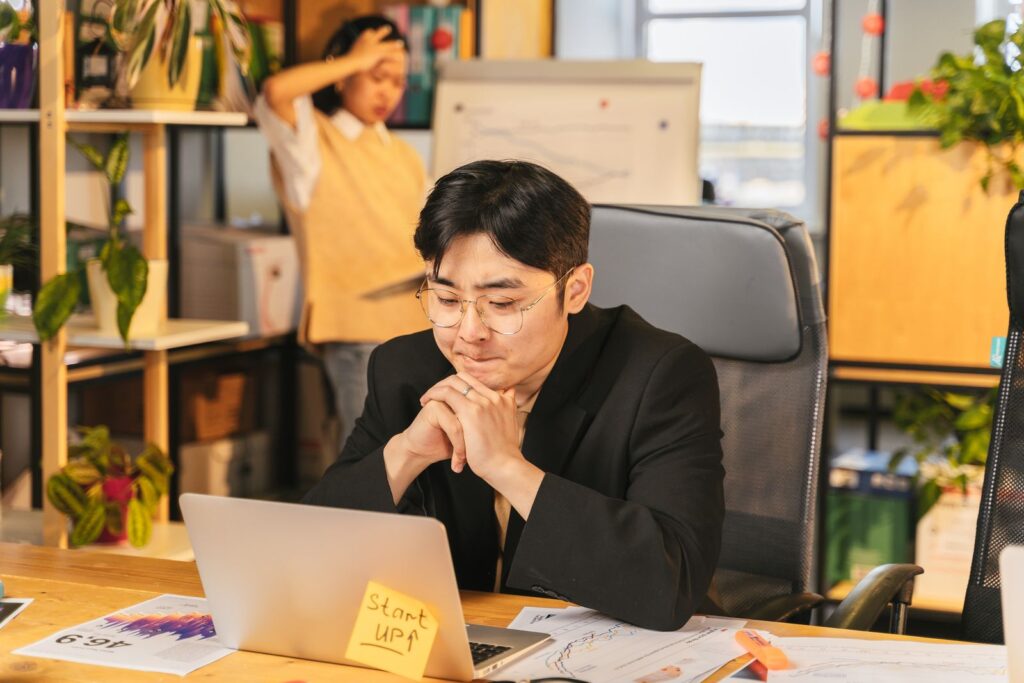 強い言い方 職場 困る 女性に悩む女性のイメージ