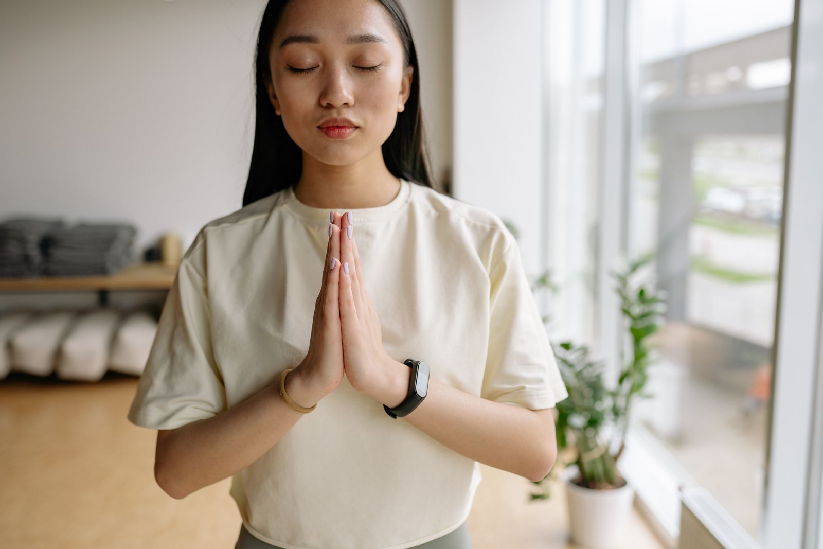 決められない 迷う 女性と向き合う穏やかなシーン