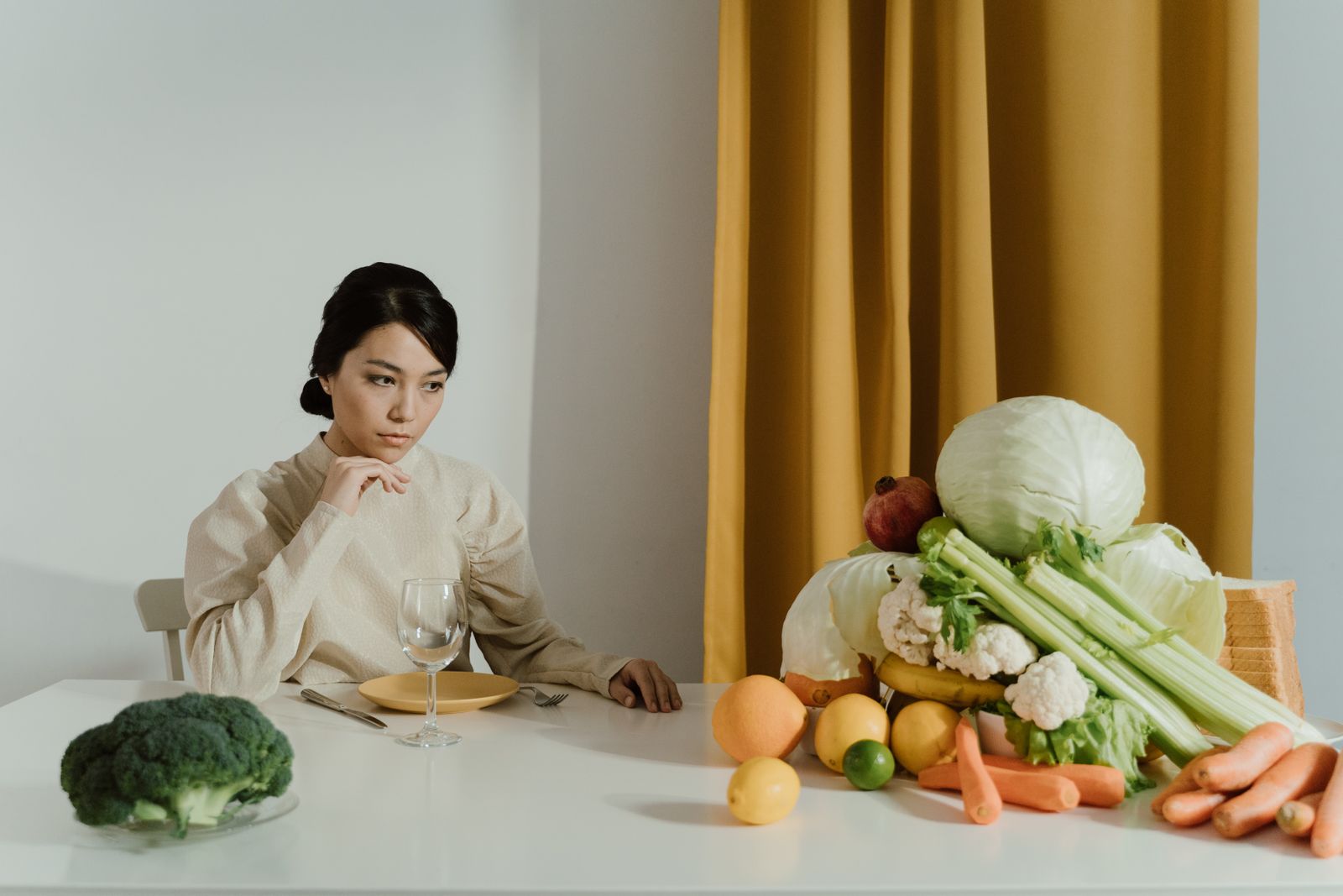 一人で外食するのが入りにくいをテーマにした女性のイメージ写真