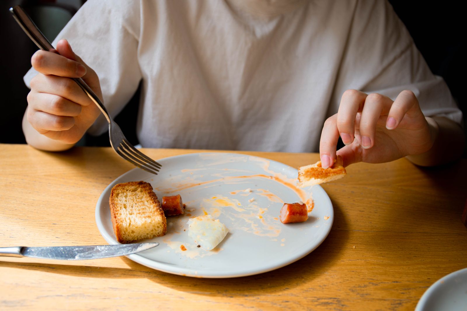 一人で外食するのが入りにくいについて考える女性の様子