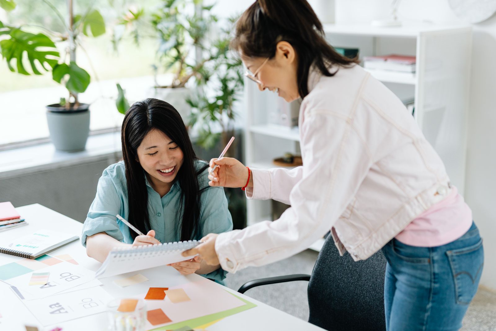 手伝う 職場 女性と向き合う穏やかなシーン