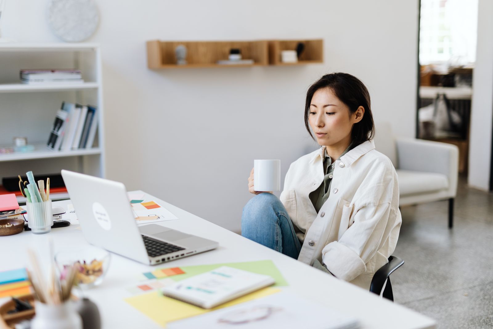 他人の評価が気になるをテーマにした女性のイメージ写真
