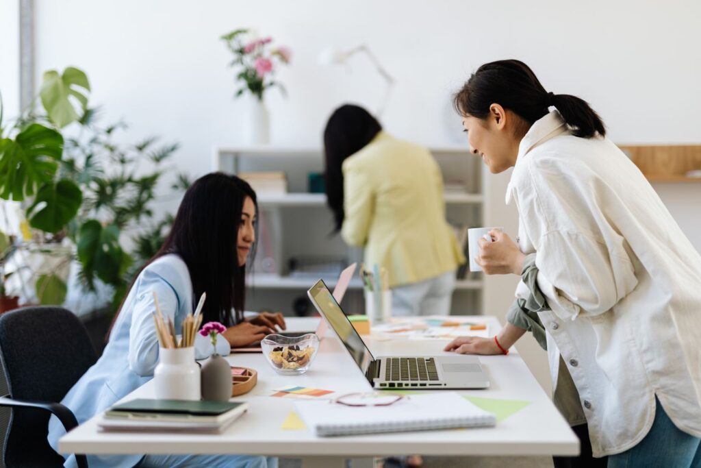 職場で自分だけ忙しいに悩む女性のイメージ
