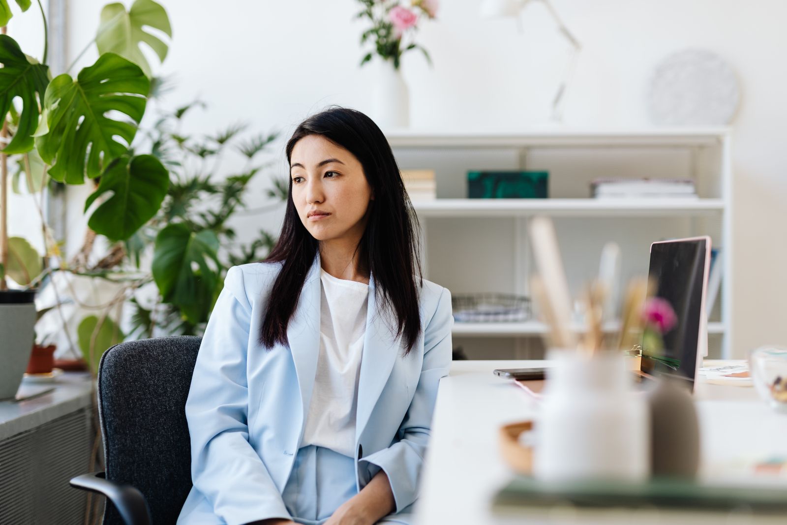 知らされていなかった 女性について考える女性の様子