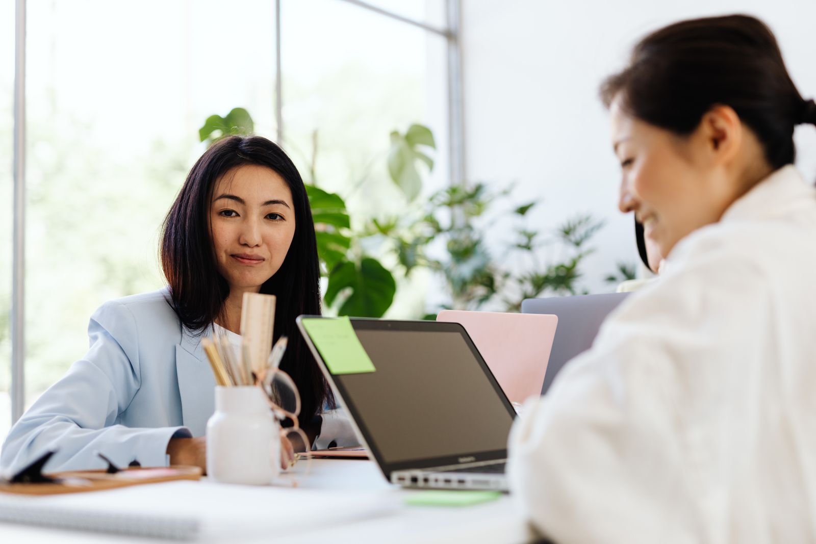 コーチ 言いにくいこと 伝えるに悩む女性のイメージ
